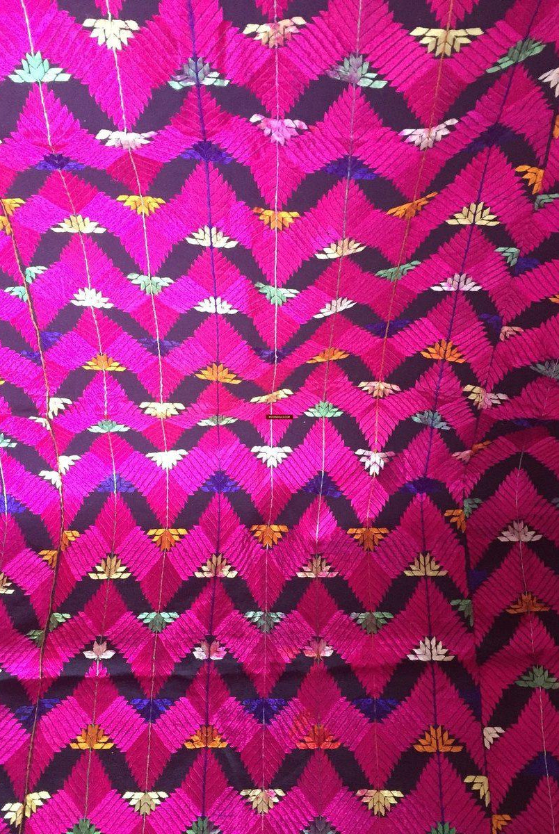 915 VERKAUFT Schwarze Basis Pink Lehariya Phulkari-WOVENSOULS-Antike-Vintage-Textilien-Kunst-Dekor