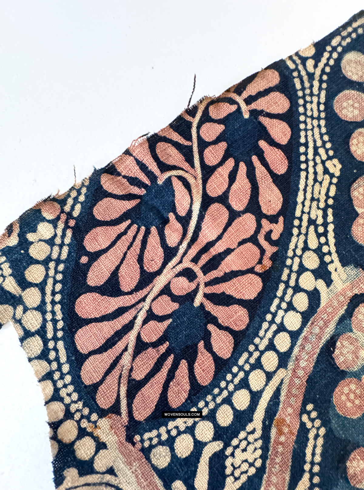 1964 Vendido Fragmento de Toraja de textiles de comercio indio antiguo - Flores Indigo