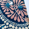 1966 Antike indische Handels Textile Toraja -Fragment - Indigo Blumen