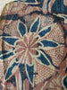 2062 Fragment Toraja textile du commerce indien antique - Fleurs indigo