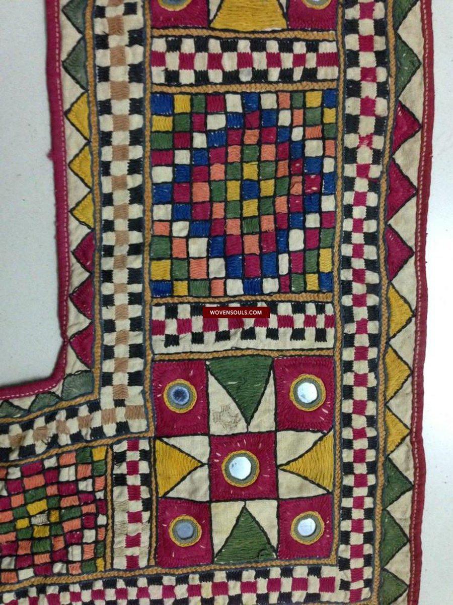 695 Vintage Gujarat Stickerei - Indische Textilkunst für Wanddekoration-WOVENSOULS-Antike-Vintage-Textilien-Kunst-Dekor