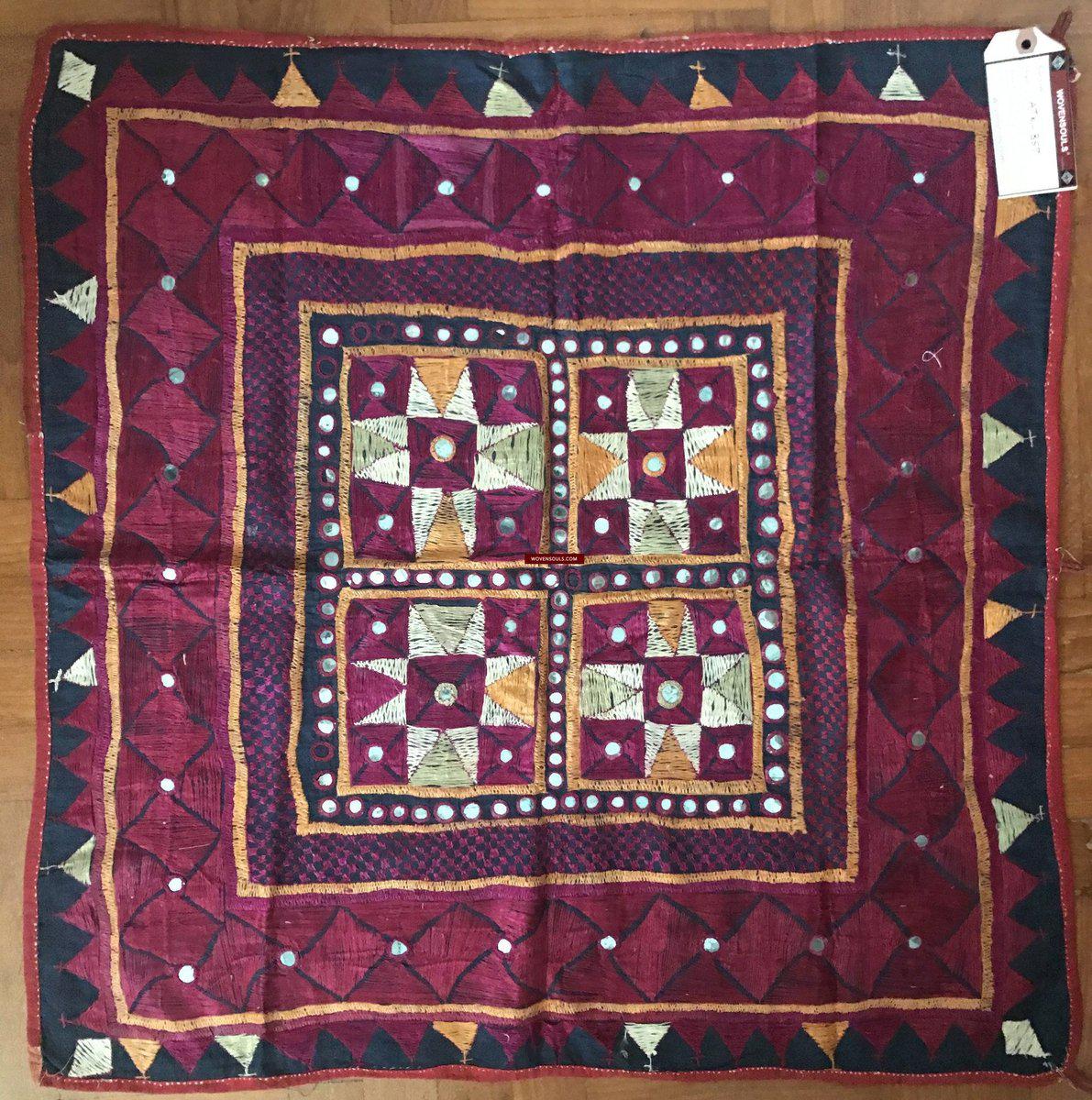857 Vintage Seidenstickerei-Chakla oder Wanddekoration aus Kathiawar Gujarat-WOVENSOULS-Antike-Vintage-Textilien-Kunst-Dekor