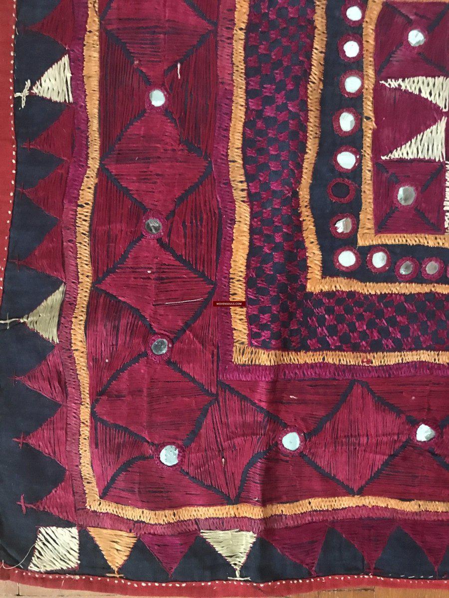 857 Vintage Seidenstickerei-Chakla oder Wanddekoration aus Kathiawar Gujarat-WOVENSOULS-Antike-Vintage-Textilien-Kunst-Dekor
