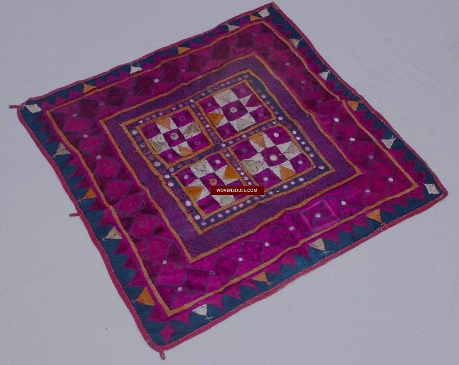 857 Vintage Seidenstickerei-Chakla oder Wanddekoration aus Kathiawar Gujarat-WOVENSOULS-Antike-Vintage-Textilien-Kunst-Dekor