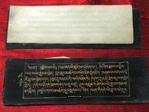 9020 Manuscrito tibetano antiguo - Texto dorado de papel negro