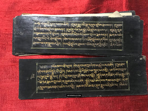 9020 Antikes tibetisches Manuskript - Schwarzes Papier goldener Text
