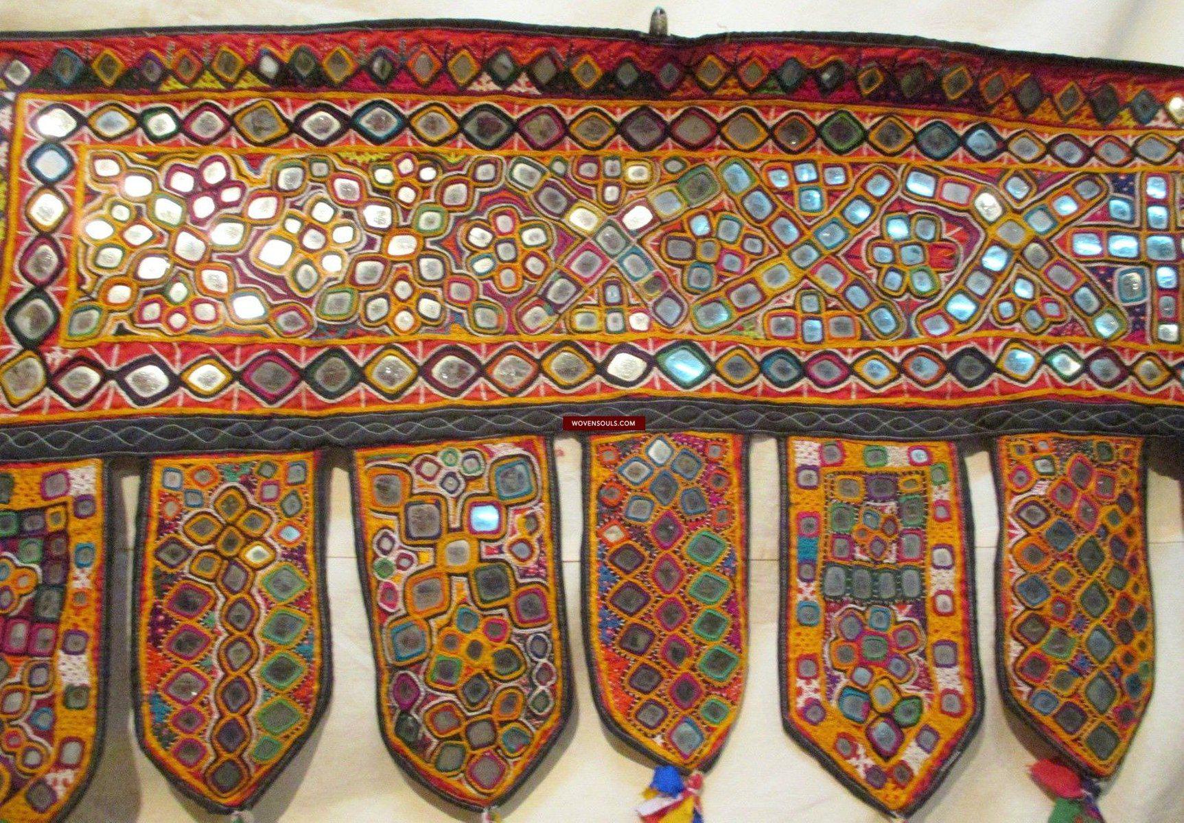 906 Vintage Spiegelstickerei Toran oder Willkommenstafel Gujarat - VERKAUFT-WOVENSOULS-Antike-Vintage-Textilien-Kunst-Dekor