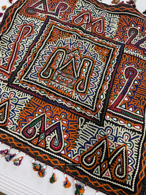 961 Chaakla -Paar - Vintage Rabari Stickerei aus Gujarat