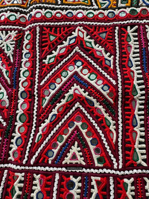 983ロングヴィンテージ Rabari グジャラートの刺繍トーランの壁の装飾テキスタイル