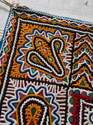 983 langer Jahrgang Rabari Stickerei Toran Wanddekoration Textil aus Gujarat