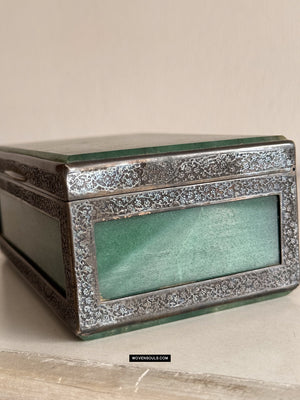 900 Old Parsi Zoroastrian Heirlous Box con Silver & Jade?