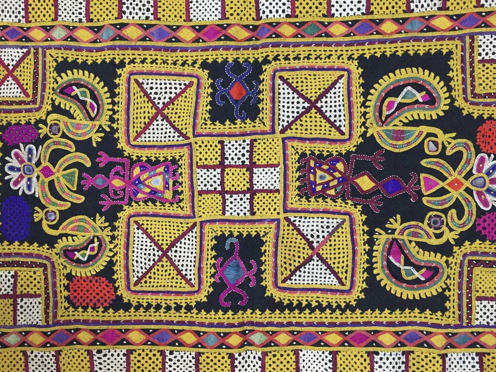1030 Vintage Ghodiyu Wiege Tuch Stickerei Meisterwerk-WOVENSOULS-Antike-Vintage-Textilien-Kunst-Dekor