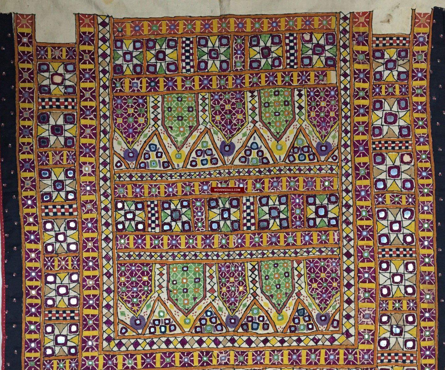 1031 Vintage Kutch Stickerei Wohndekoration aus Gujarat-WOVENSOULS-Antike-Vintage-Textilien-Kunst-Dekor