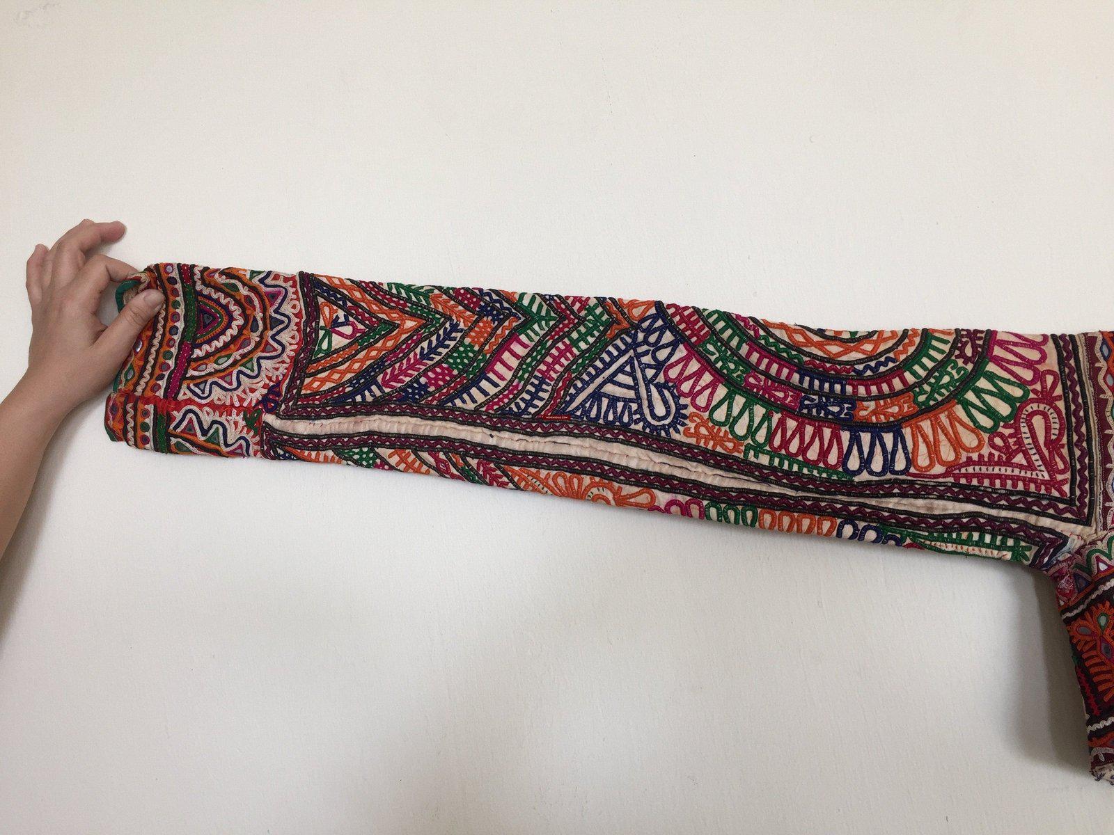 1039 Abschnitt eines Kediyu eines Bräutigams – Vintage Rabari Textilstickerei-WOVENSOULS-Antike-Vintage-Textilien-Kunst-Dekor