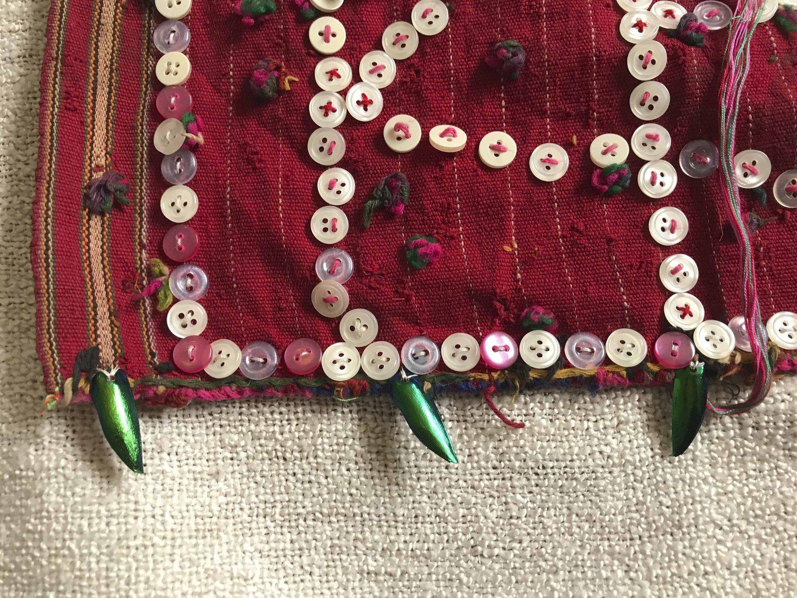1246 RARE vintage Karen Hilltribe Priest Cérémonie Tissu d’épaule avec ailes de coléoptère irisées-WOVENSOULS-Antique-Vintage-Textiles-Art-Décor