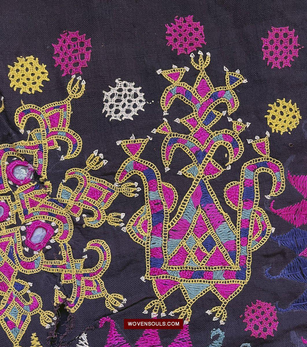 182 Sari Saadlo brodé vintage - Communauté Anjhna Patel-WOVENSOULS-Antique-Vintage-Textiles-Art-Décor