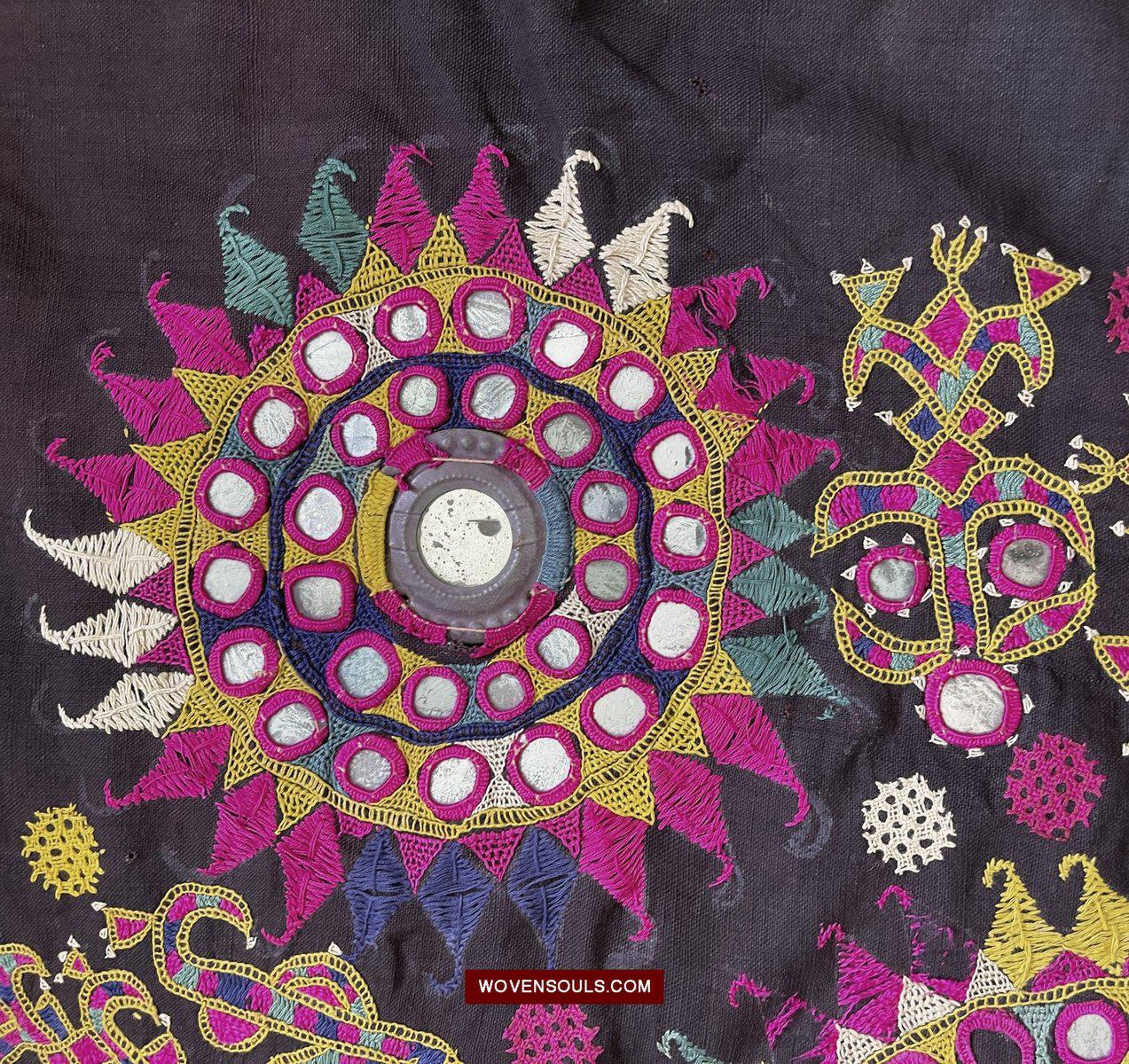 182 Sari Saadlo brodé vintage - Communauté Anjhna Patel-WOVENSOULS-Antique-Vintage-Textiles-Art-Décor