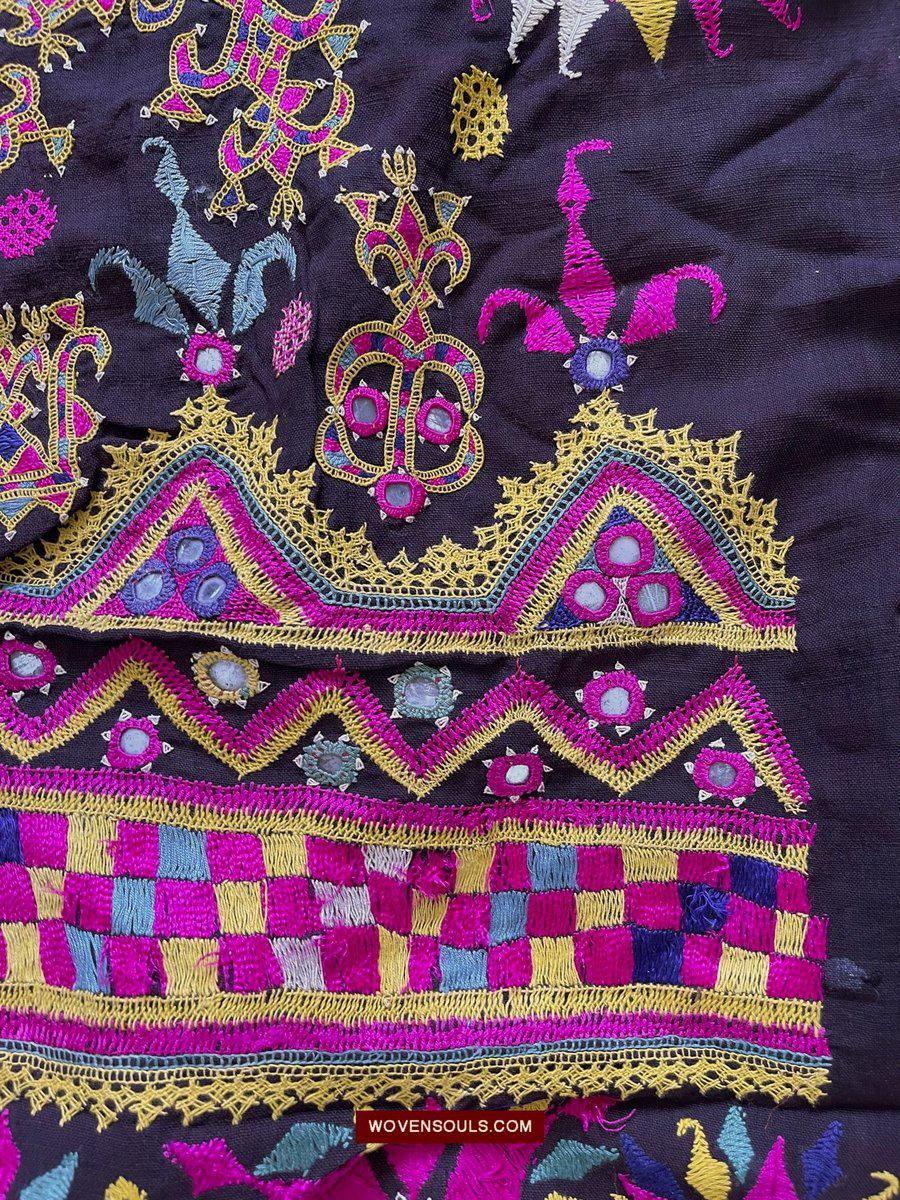 182 Sari Saadlo brodé vintage - Communauté Anjhna Patel-WOVENSOULS-Antique-Vintage-Textiles-Art-Décor