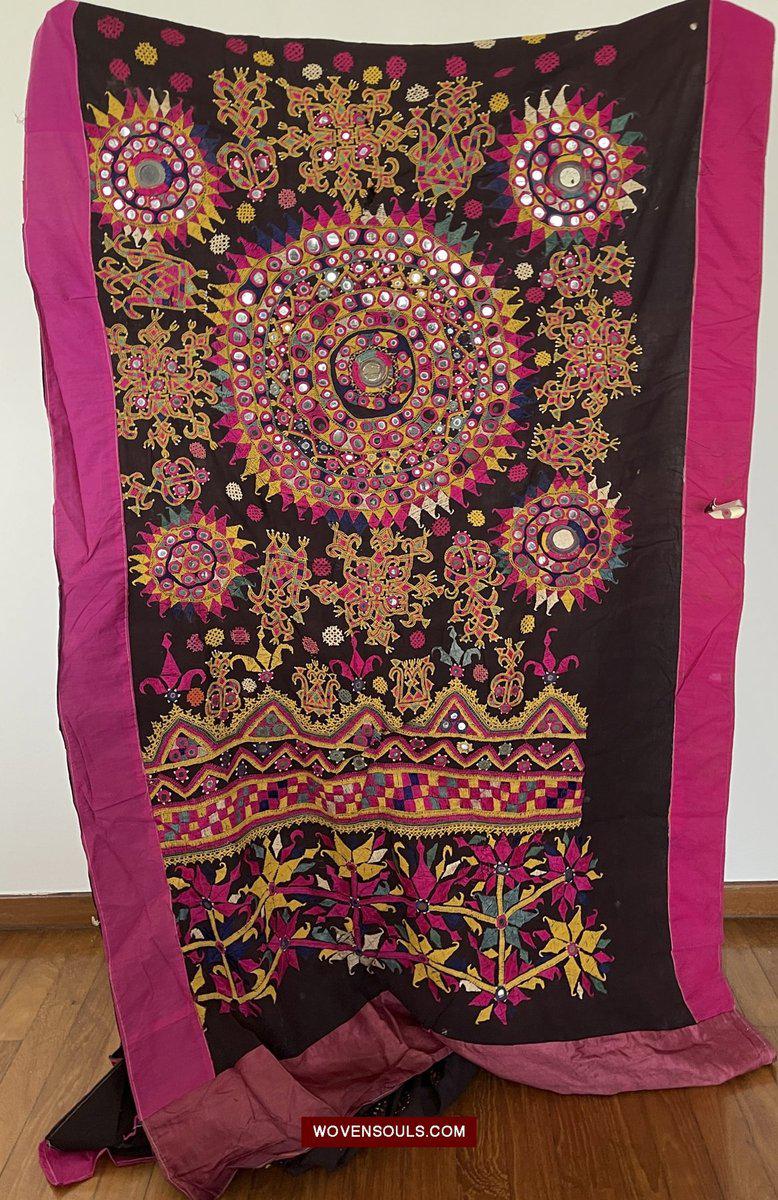 182 Sari Saadlo brodé vintage - Communauté Anjhna Patel-WOVENSOULS-Antique-Vintage-Textiles-Art-Décor