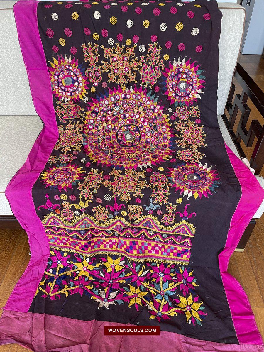 182 Sari Saadlo brodé vintage - Communauté Anjhna Patel-WOVENSOULS-Antique-Vintage-Textiles-Art-Décor
